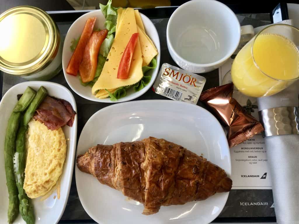 Śniadanie w klasie Saga Premium w islandzkich liniach lotniczych Icelandair