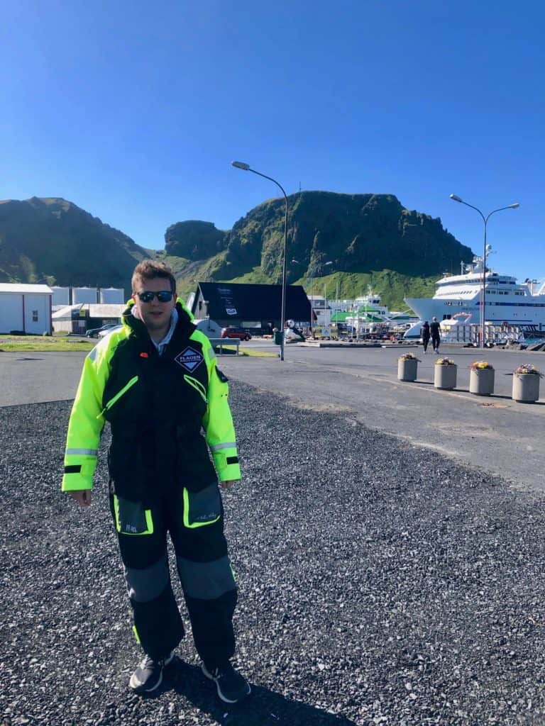Na Vestmannaeyjar zdecydowaliśmy się na rejs łódką motorową. Przed wejściem na pokład otrzymaliśmy specjalne, kombinezony.