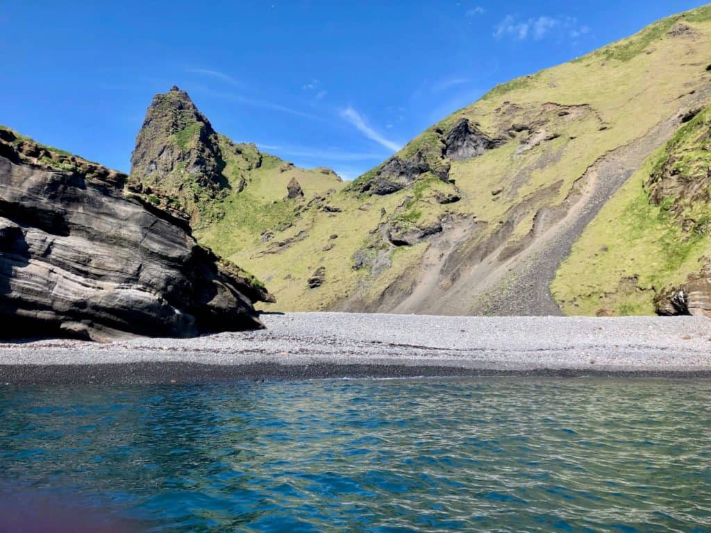 Tutaj, gdzieś pośrodku skał mieszkańcy Vestmannaeyjar podobno chętnie spotykają się na grilla. Dość oryginalne miejsce, a zarazem ciężko dostępne miejsce, czyż nie? 