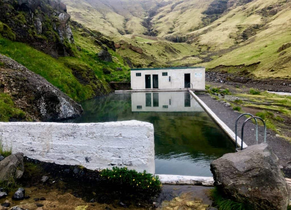 Seljavallalaug to jeden z najstarszych basenów na Islandii. Po bardzo długim i męczącym dniu na Vestmannaeyjar kąpiel w tym basenie była idealnym rozwiązaniem.