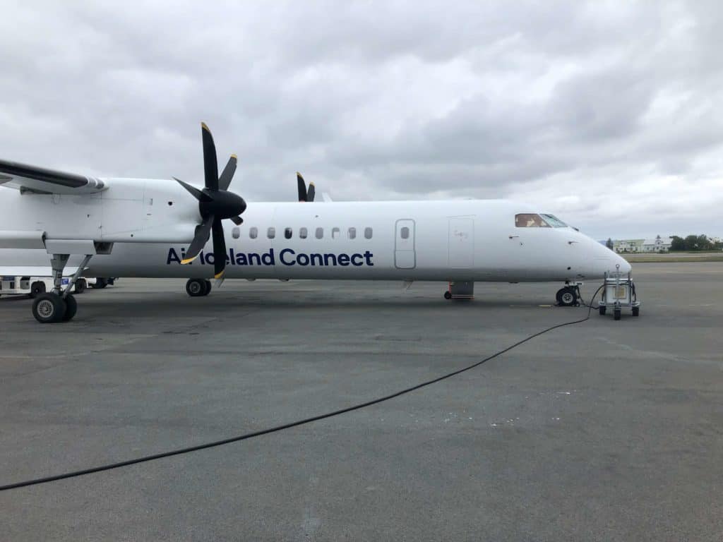 Bombardier Dash Q400 linii Air Iceland Connect o numerach TF-FXI. Tym samolotem poleciałem właśnie do Akureyri. 