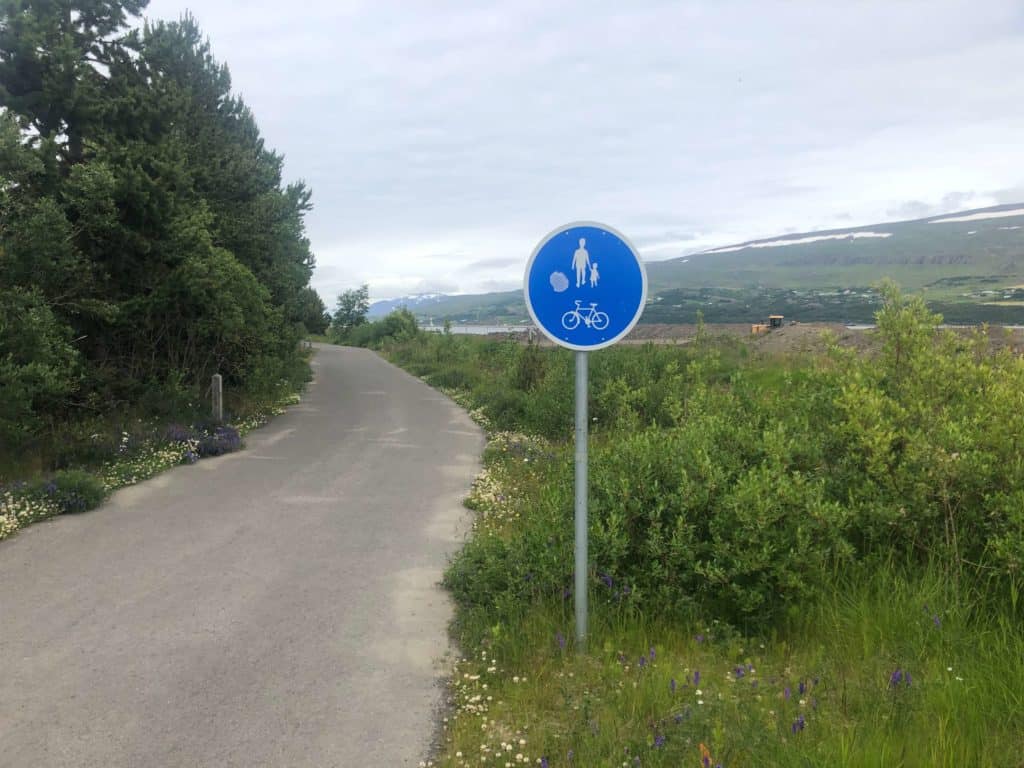 Ścieżka dla pieszych oraz rowerzystów, która prowadzi do oddalonego o ok. 4 kilometry centrum Akureyri