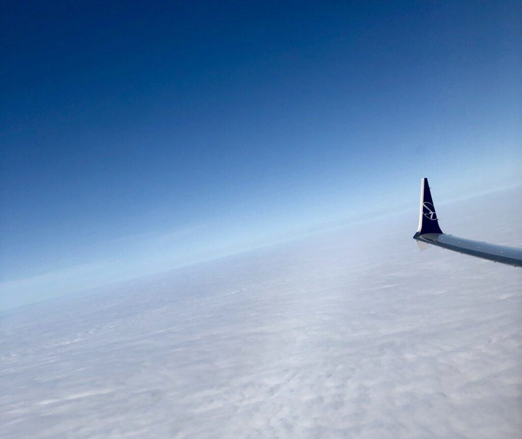 Widok na skrzydło samolotu Boeing 737 MAX Polskich Linii Lotniczych LOT