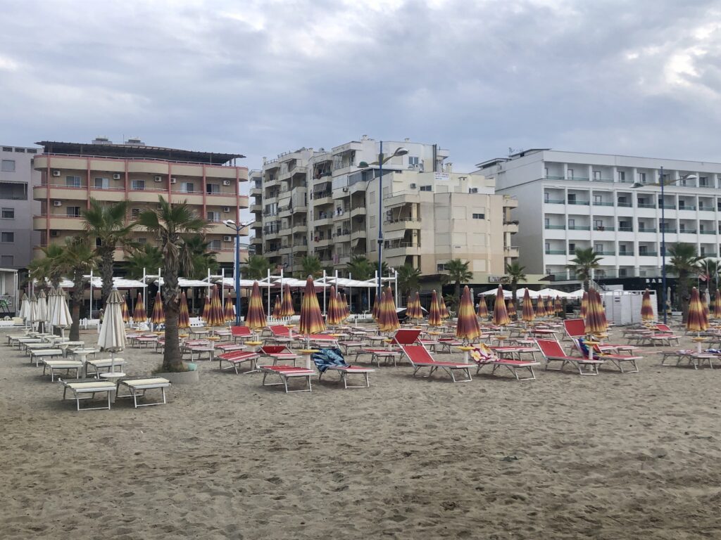 Plaża przed hotelem Virginia w Durres w Albanii. 