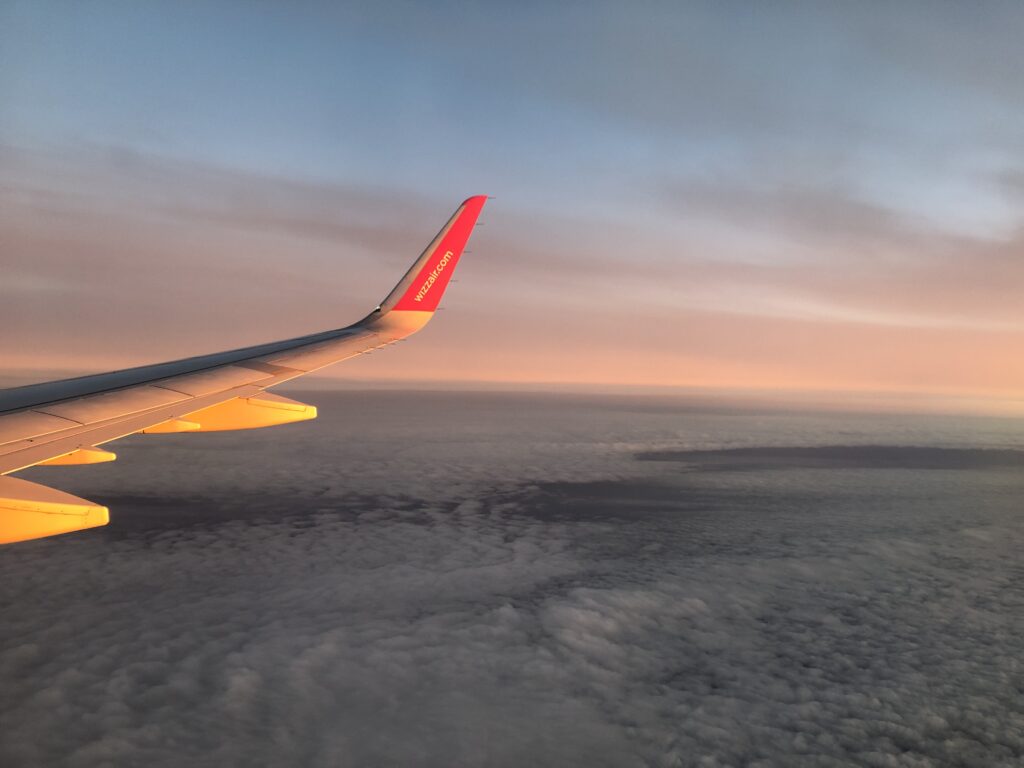 Widok z okna samolotu, niebo w ciekawych kolorach. 