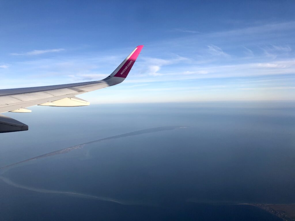 Widok na Półwysep Helski z samolotu linii Wizz Air z Gdańska do Turku