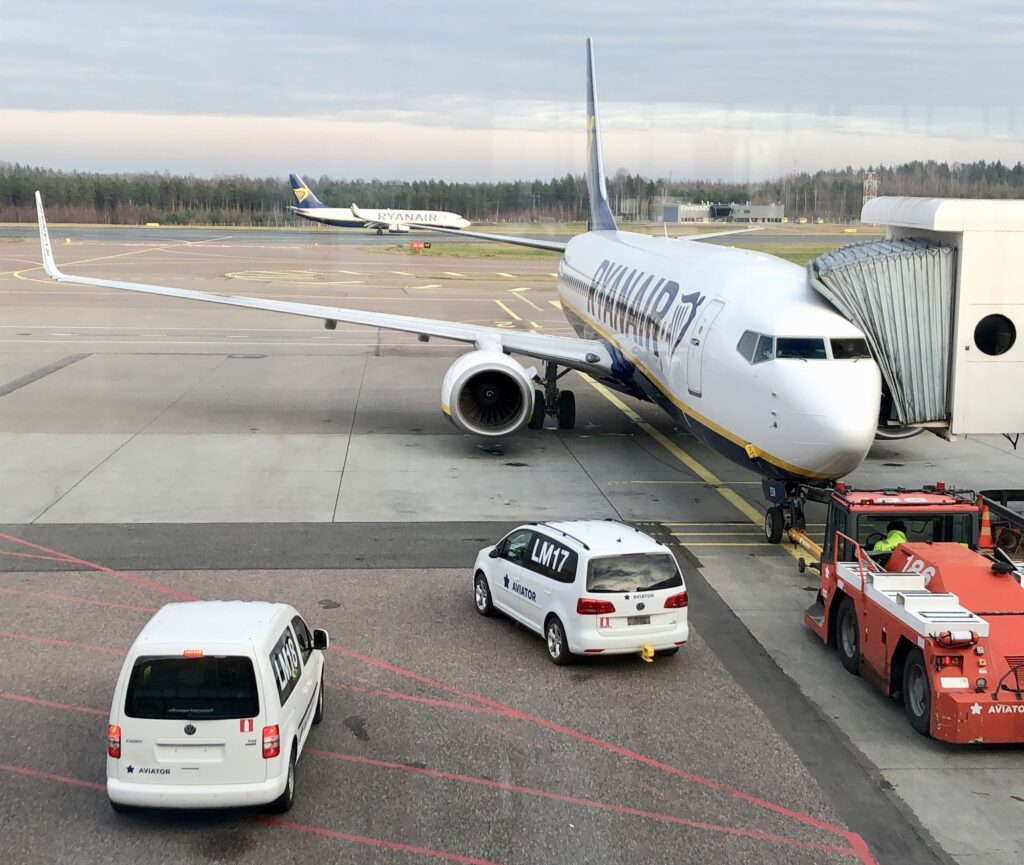 Dwa samoloty linii Ryanair na lotnisku Helsinki-Vantaa