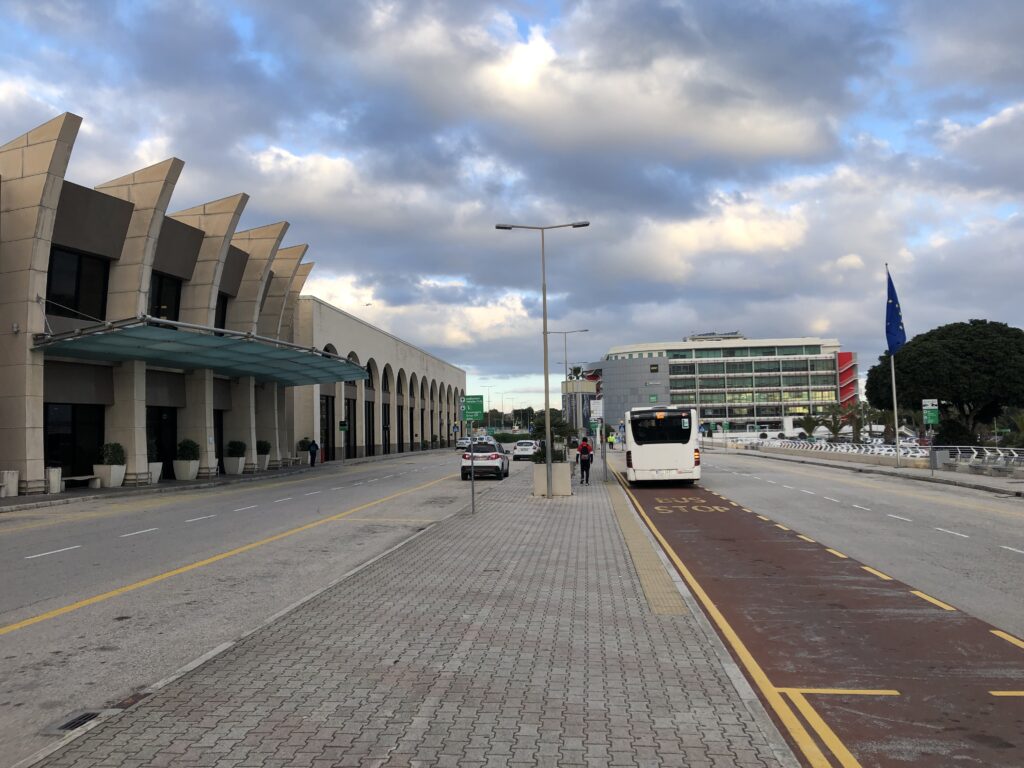 Lotnisko na Malcie, przystanek autobusowe przed terminalen