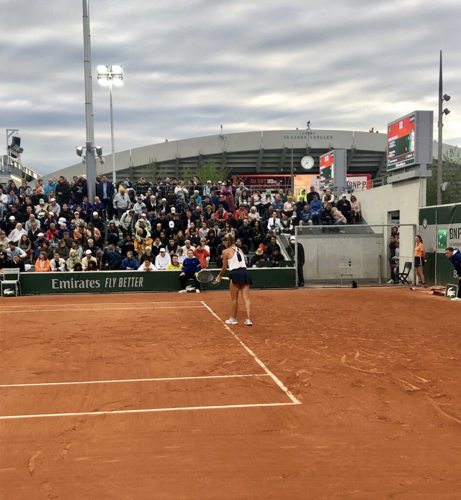 Magda Fręch podczas ubiegłorocznego turnieju Roland Garros. W tle kort Suzanne-Lenglen. 