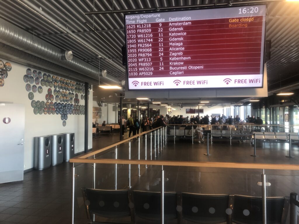 Tablica lotów na lotnisku Torp w Norwegii. Nie brakuje na niej lotów do polskich miast. 
