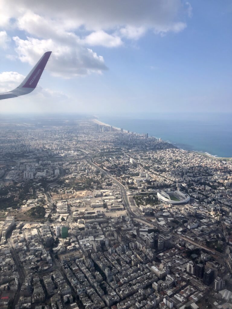 Widok z okna samolotu podczas podchodzenia do lądowania na lotnisku w Tel Awiwie w Izraelu. 