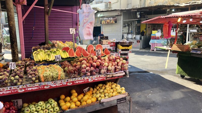 Zdjęcie straganu z owocami na Carmel Market w Tel Awiwie