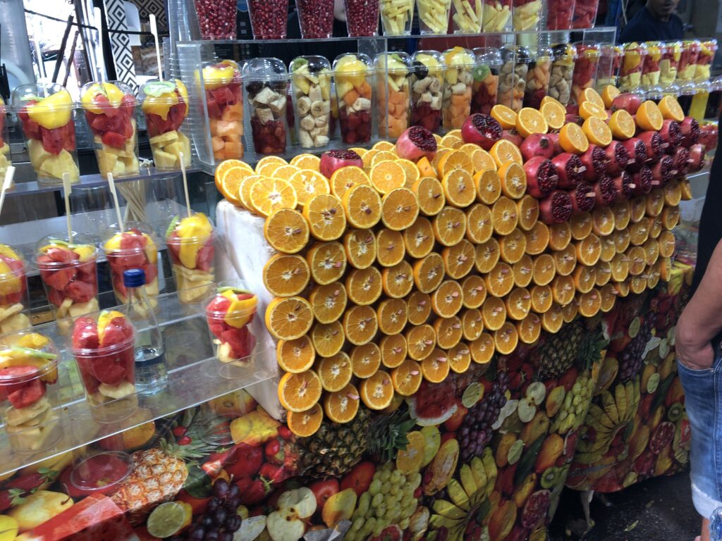 Owoce pokrojone, zapakowane w kubeczkach na Carmel Market w Tel Awiwie. Świetnie sprawdzają się jako przekąska na plażę. 