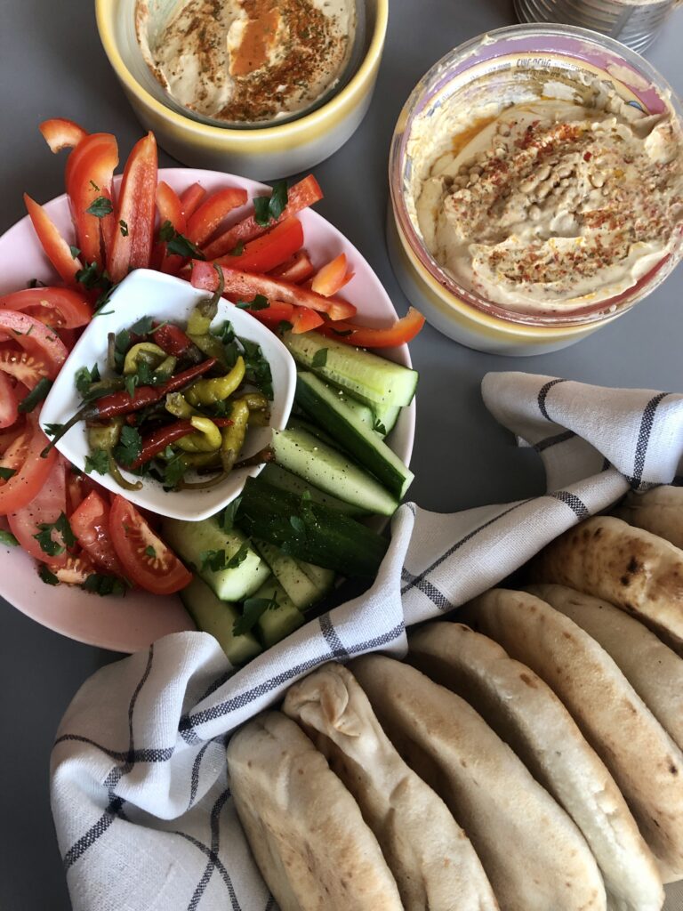 Idealne śniadanie po powrocie z Izraela: hummus, pity oraz świeże warzywa. 