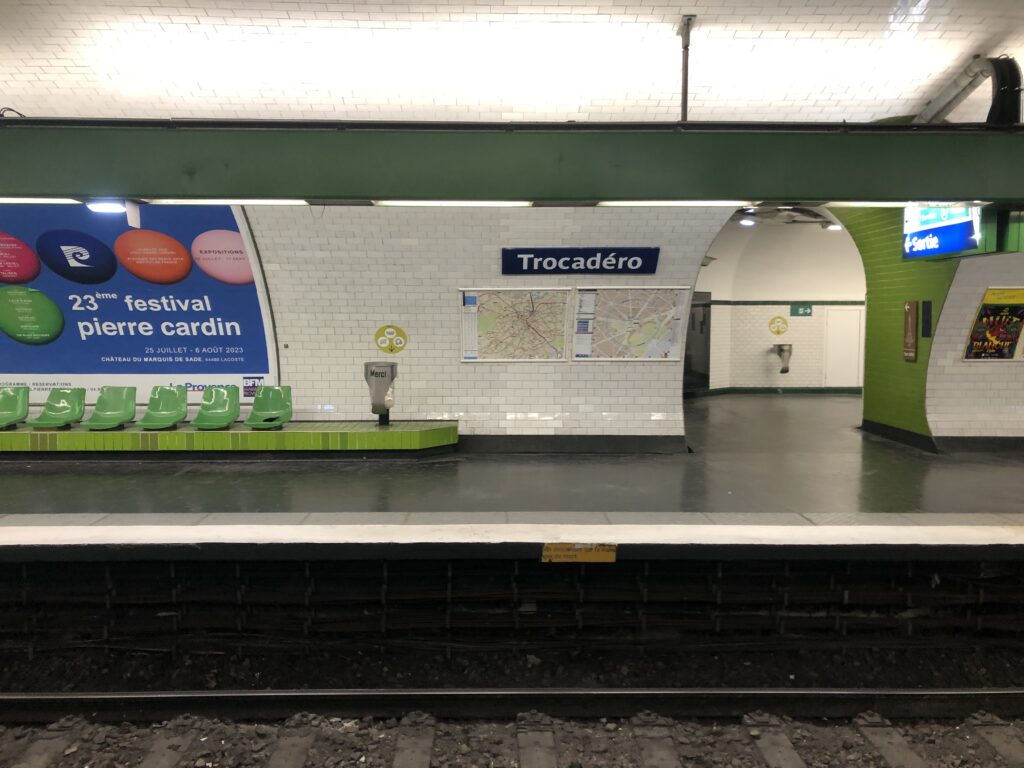 Metro w Paryżu to doskonały sposób na sprawne przemieszczanie się po francuskiej stolicy. Metrem bez problemu dojedziemy także na korty Rolanda Garrosa. 
