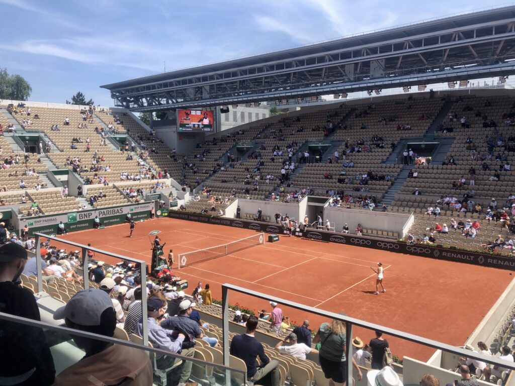 Coco Gauff w meczu pierwszej rundy na korcie Suzanne Lenglen podczas Roland Garros 2023 