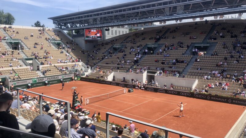 Coco Gauff w meczu pierwszej rundy na korcie Suzanne Lenglen podczas Roland Garros 2023