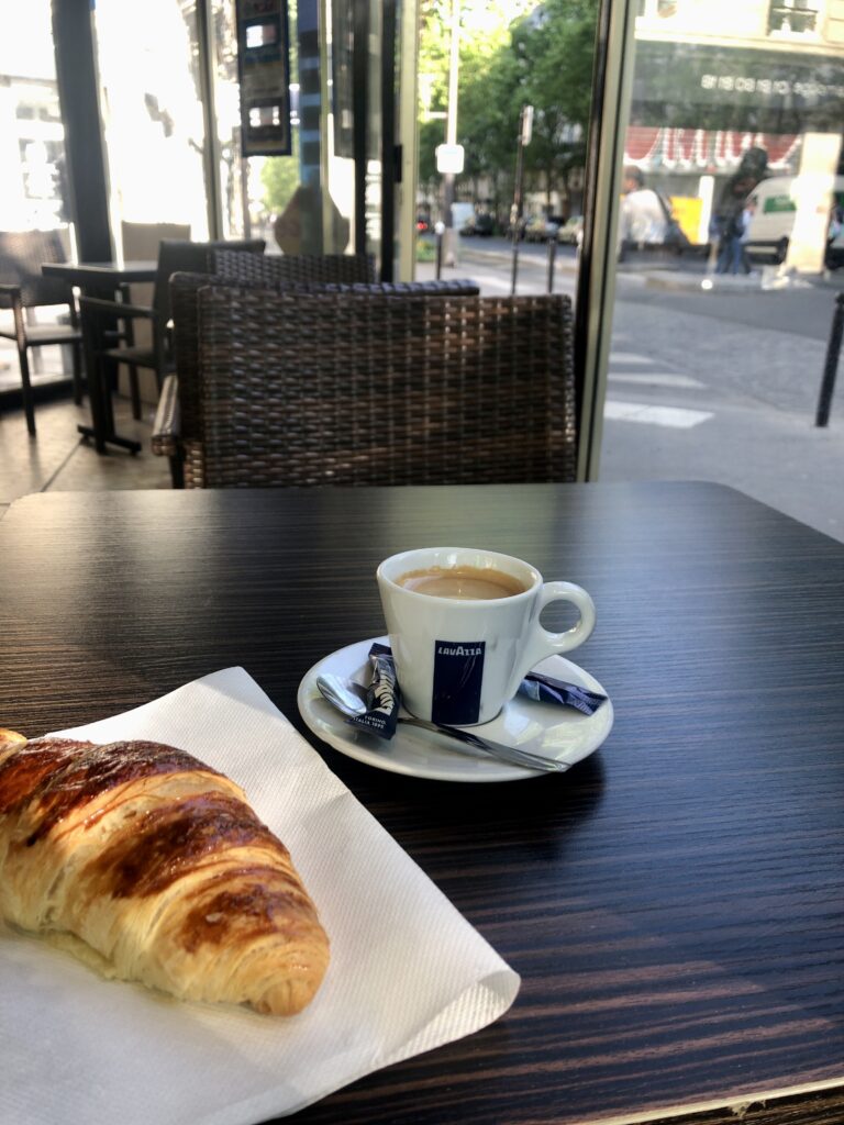 Kawa i croissant, czyli typowe, paryskie śniadanie! Oczywiście przed wejściem na korty musiałem wejść do piekarni po coś jeszcze, bo przede mną był bardzo długi dzień, a taki jeden rogalik to jednak trochę mało ;D