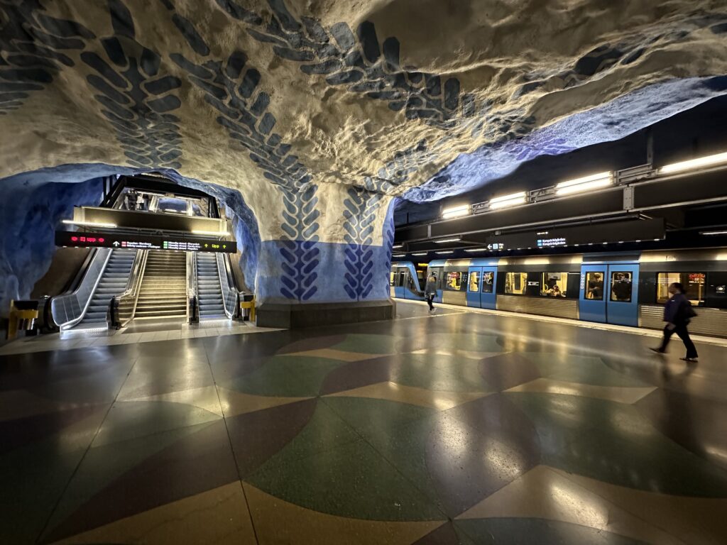 Sztokholmskie metro przez wielu nazywane jest podziemną galerią sztuki. Tutaj na zdjęciu stacja metra T-Centralen.
