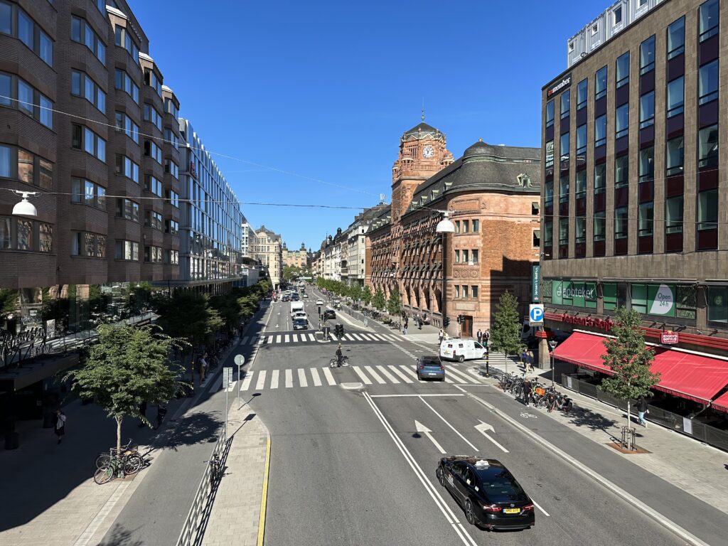 Ulica Vasagatan w Sztokholmie, tuż przy głównym dworcu. 