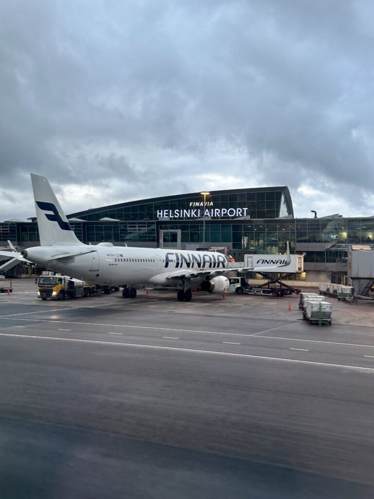 Samolot linii Finnair na lotnisku w Helsinkach. 