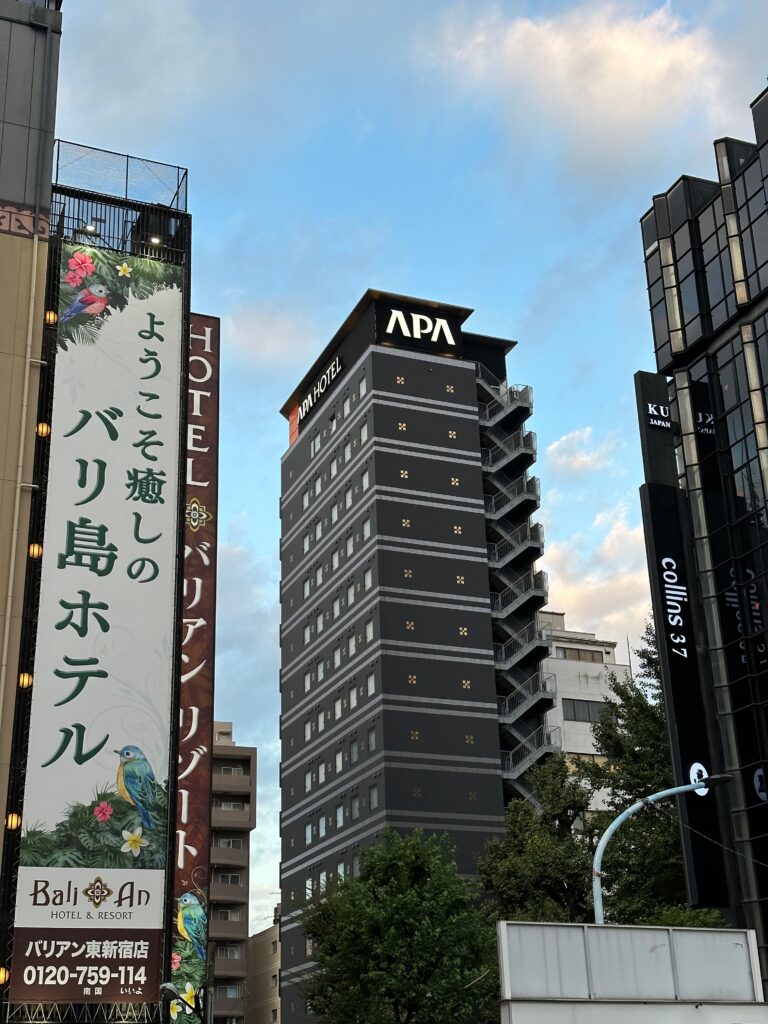 Budynek hotelu sieci APA. To bardzo popularna sieć hoteli w Tokio. W bardzo bliskim sąsiedztwie można często zobaczyć kilka hoteli tej sieci. 