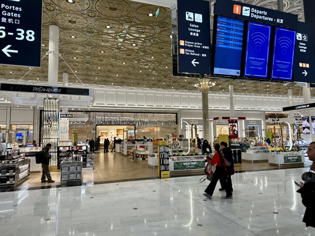 Terminal 1 na lotnisku CDG w Paryżu, strefa Non-Schengen. 