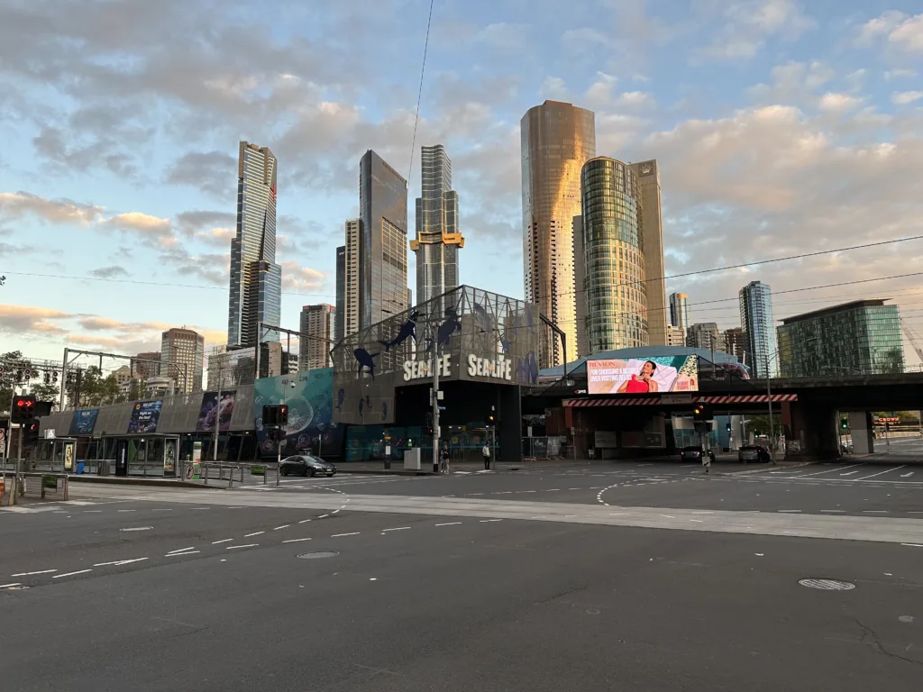 Melbourne to miasto pełne wieżowców. 