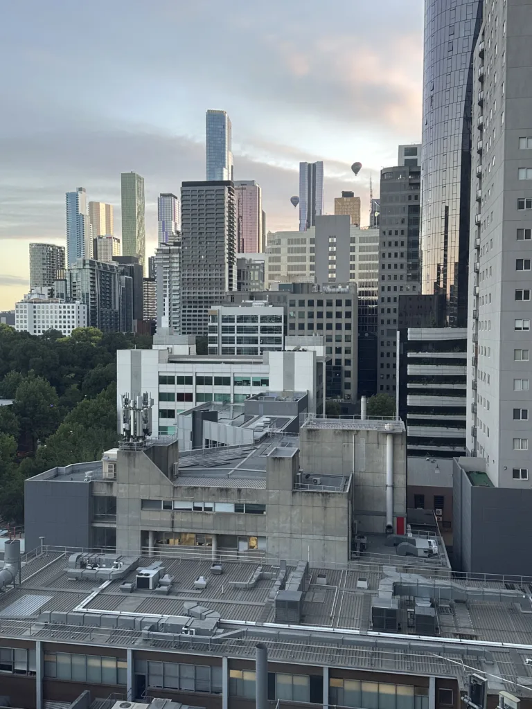 Widok na okoliczne wieżowce z hotelu Atlantis w Melbourne.
