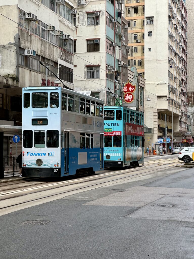 Piętrowe tramwaje to jedna z wizytówek Hong Kongu. Na świecie takie tramwaje jeżdżą tylko w 3 miastach na świecie: w Blackpool, Aleksandrii i właśnie w Hong Kongu.