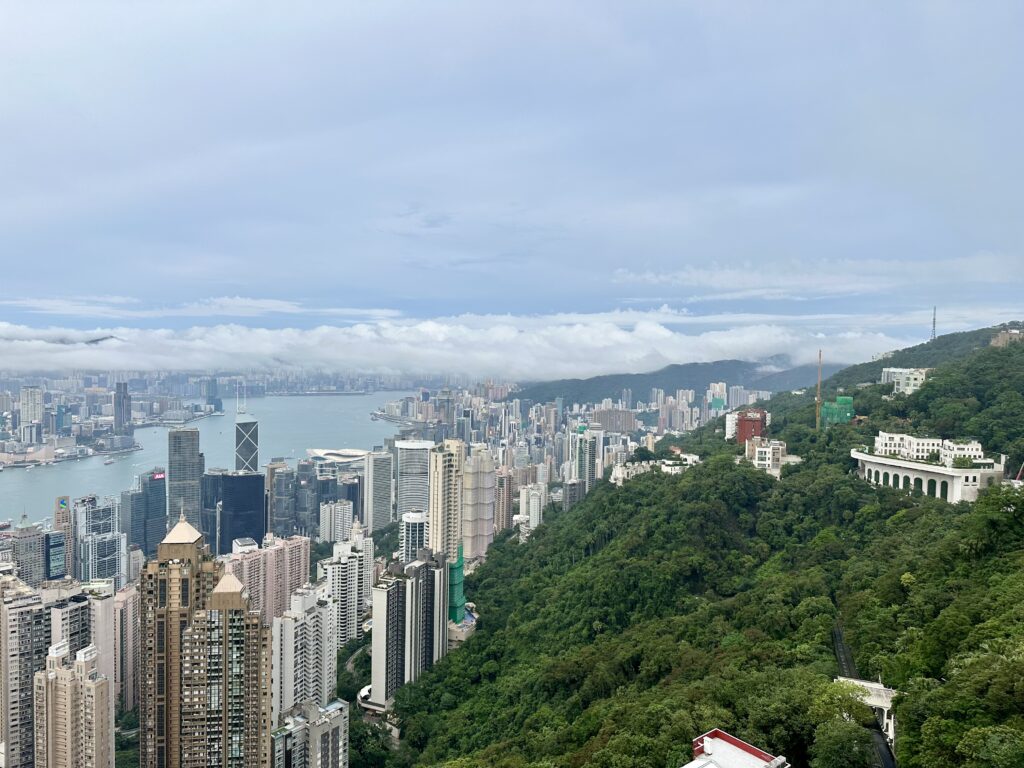 A po wjechaniu na Victoria Peak przed nami ukazuje się taki oto widok! Hong Kong robi wrażenie, czyż nie? :)