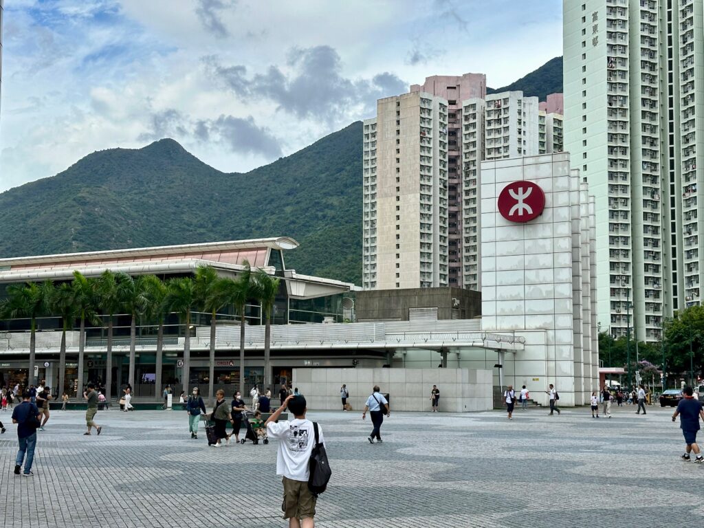 Stacja metra Tung Chung. Kawałek dalej znajduje się stacja kolejki, która zabierze nas pod posąg Wielkiego Buddy.