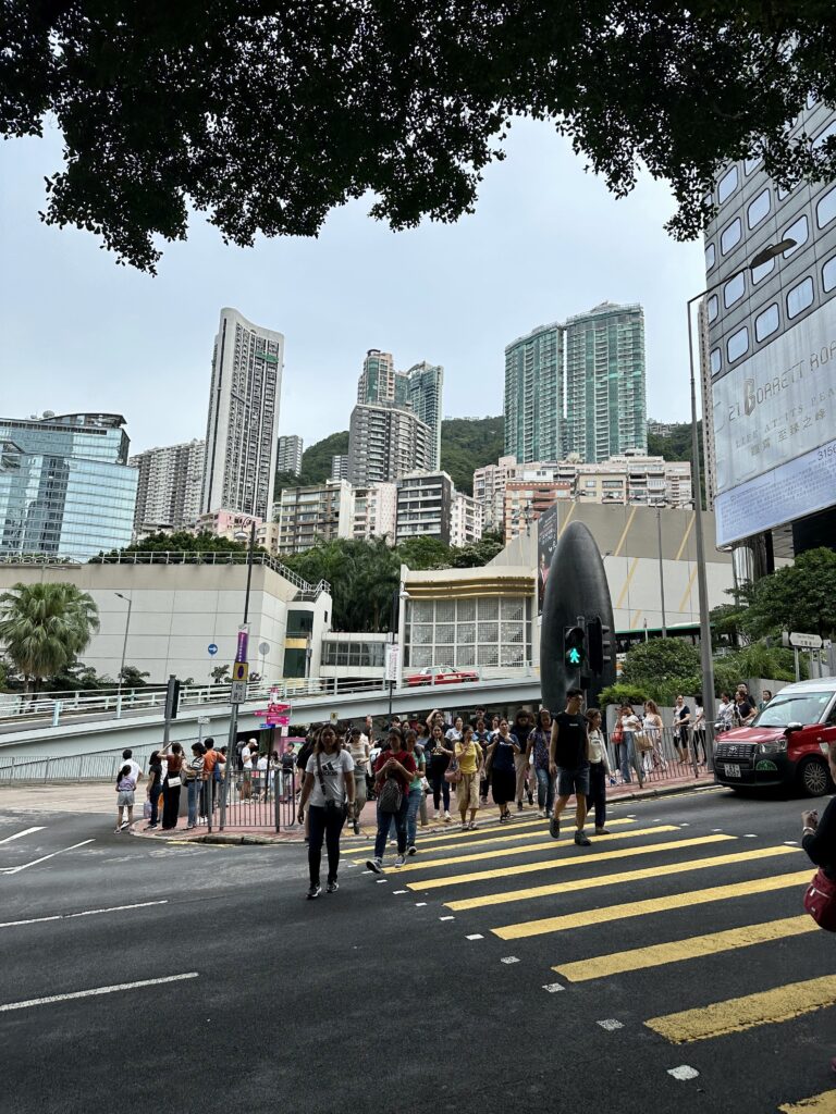 Okolice przystanku kolejki, która wjeżdża na Victoria Peak
