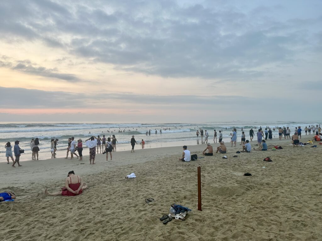 Plaża w Da Nang w bardzo wczesnych godzinach porannych.